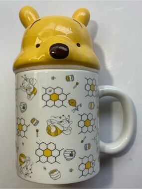 Disney Winnie the Pooh Mug with 3D Sculpted Lid Zrike Brands Honey Bee Ceramic